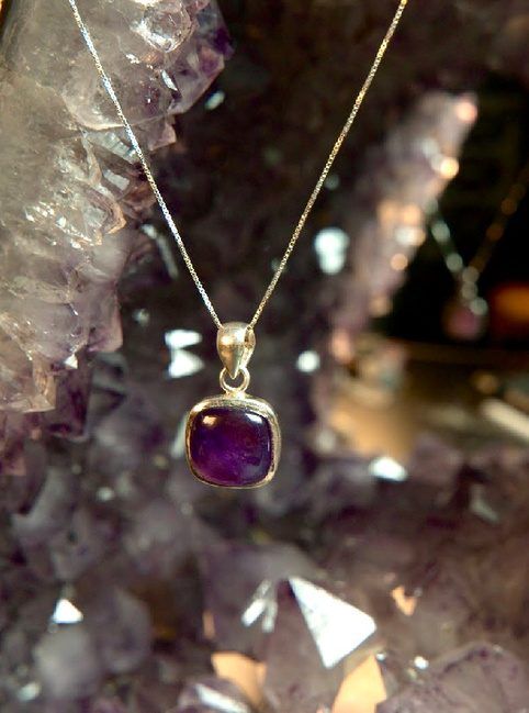 Collana con ametista su geode